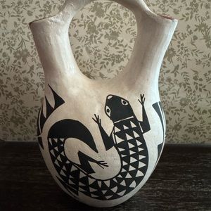 Handcrafted Ceramic Vase with Black Lizard Design